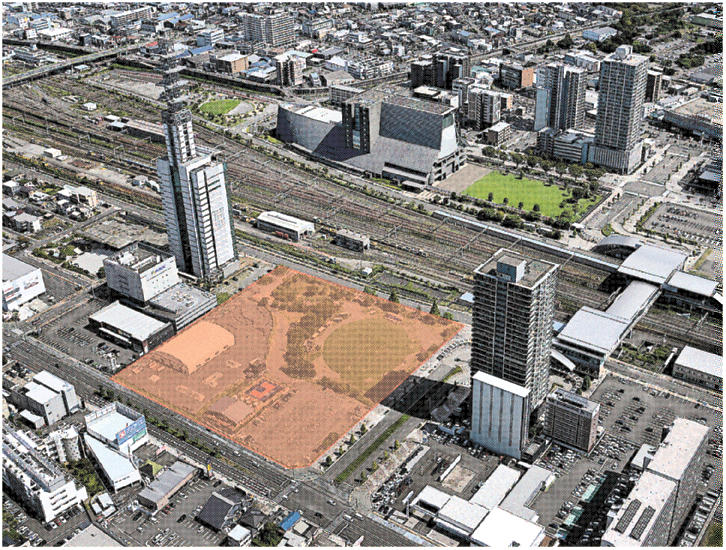 静岡市がアリーナ整備を目指すＪＲ東静岡駅北口市有地。駅の目の前という立地の良さが特徴。赤い部分がアリーナ建設予定地＝９月上旬、静岡市葵区（本社ヘリ「ジェリコ１号」から）