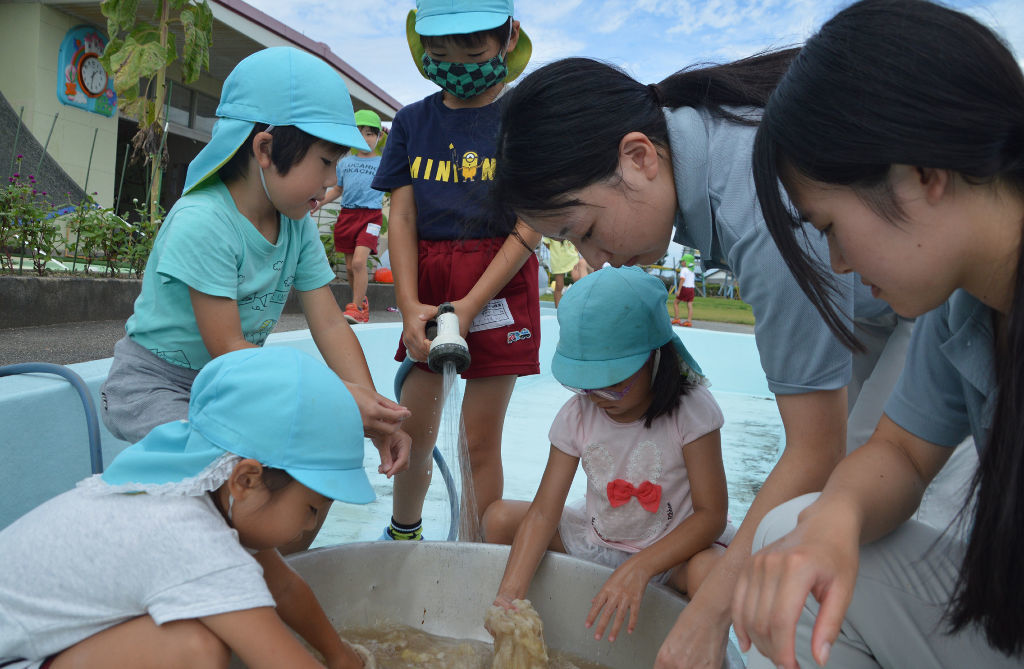 羊毛を丁寧に洗う園児たち＝磐田市小島の長野幼稚園