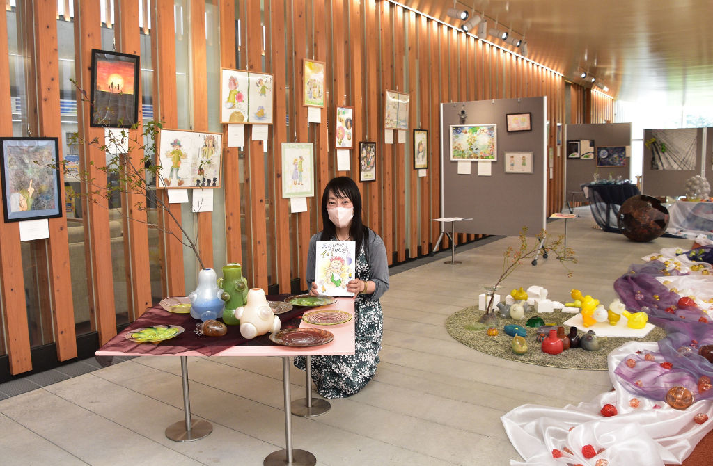 絵本の原画展を初めて開いたオオタマキさん＝浜松市北区三方原町のギャラリーポテト