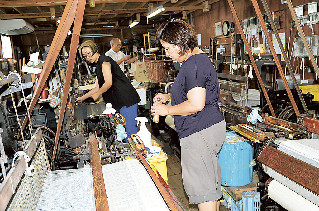 機織り機を操作しアバカ糸を加工する乗松浩美専務（左）と伊藤和美社長（右）＝８月中旬、袋井市の「そま工房」