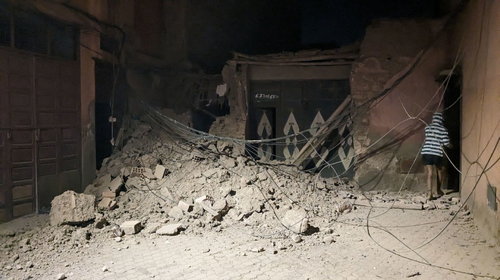 地震で崩れた建物のがれきが積まれたマラケシュ市街＝モロッコ（美しい伊豆創造センター提供）