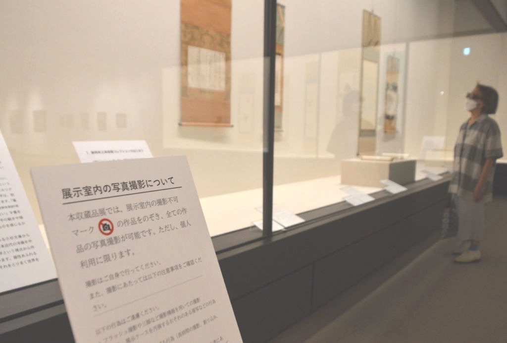 写真撮影が可能になった収蔵品展＝１３日午後、静岡市駿河区の静岡県立美術館