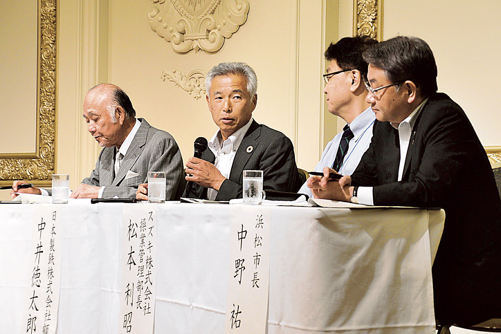 パネル討論する（左から）柏木さん、中井さん、松本さん、中野市長＝浜松市中区