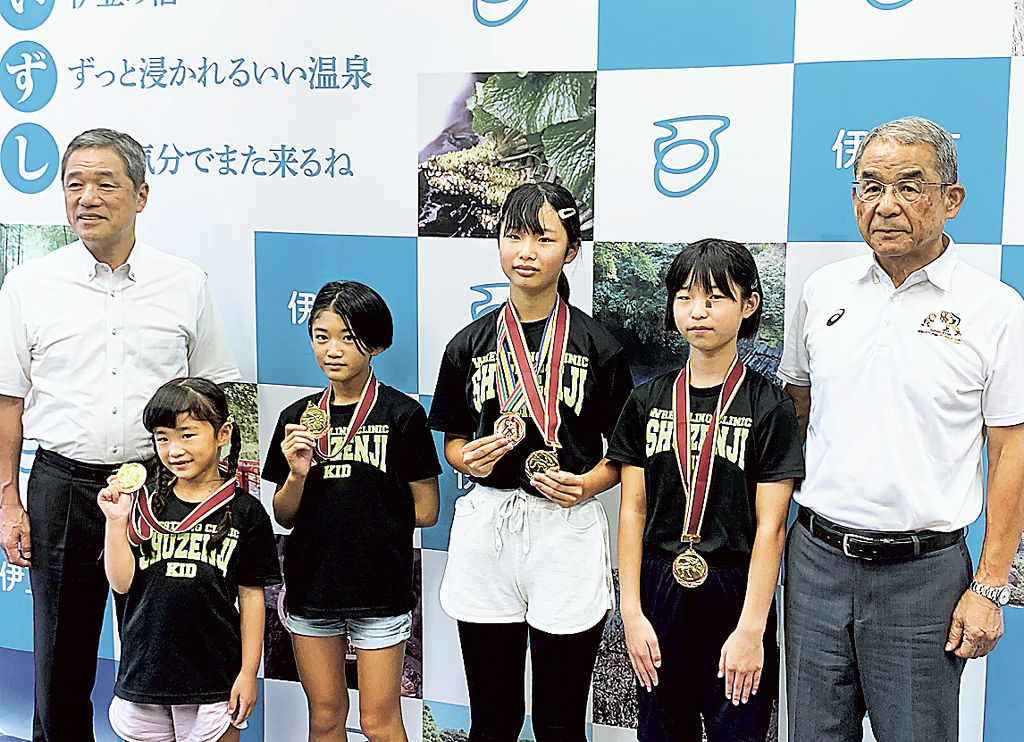 第２８回東海少年少女レスリング選手権大会で入賞した子どもたち＝伊豆市役所