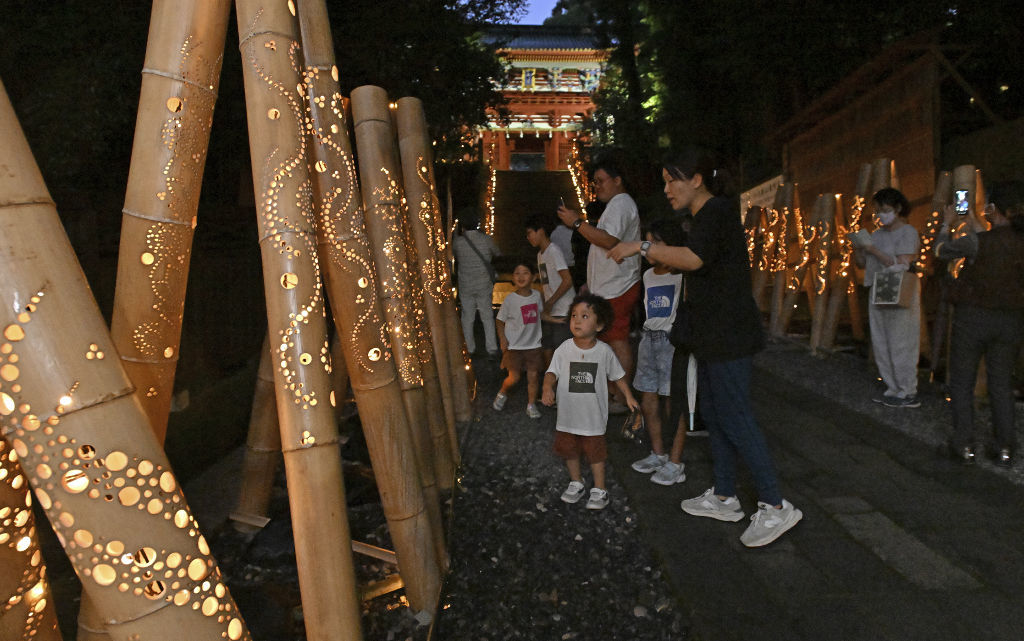 久能山東照宮の境内を幻想的に彩る竹あかり＝１５日午後６時ごろ、静岡市駿河区