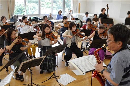 コンサートに向け、須川さん（右）と練習に励むメンバー＝浜松市中区のあいホール