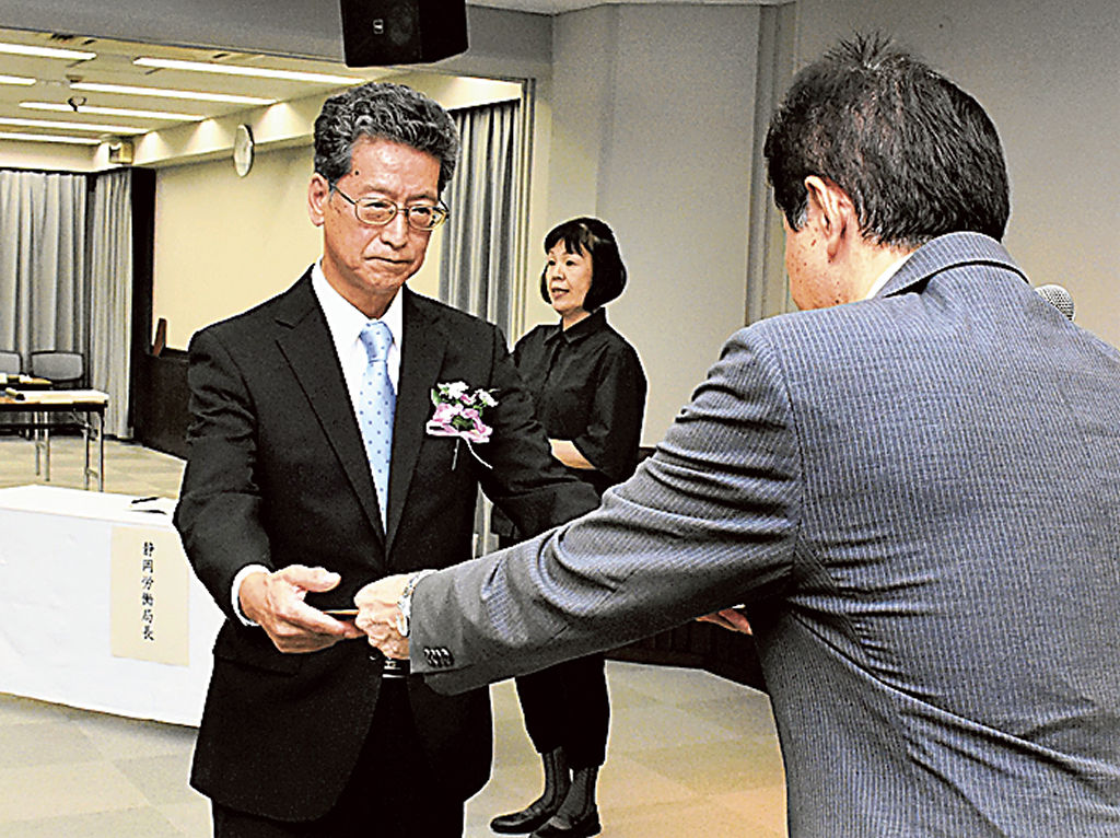 表彰状を受け取る高橋博志社長（左）＝１５日午後、県庁