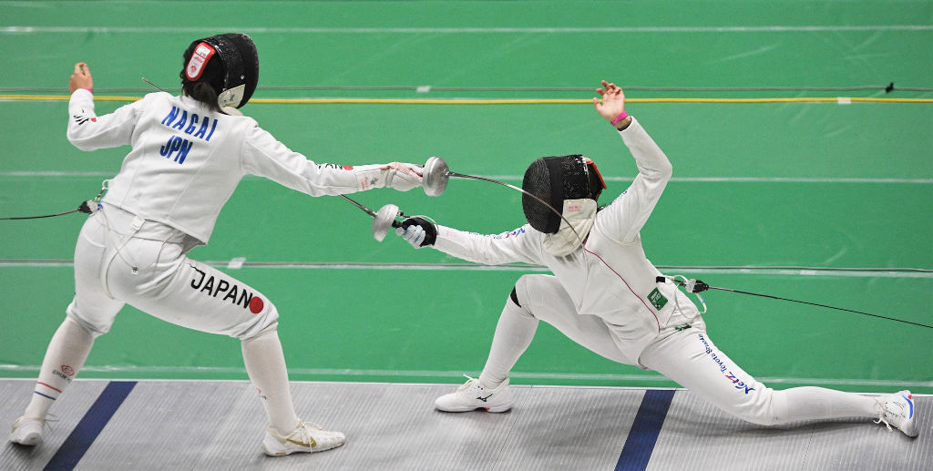 女子エペ　準々決勝、延長の末にポイントを奪われ敗戦した鈴木穂波（右）＝沼津市総合体育館（東部総局・田中秀樹）