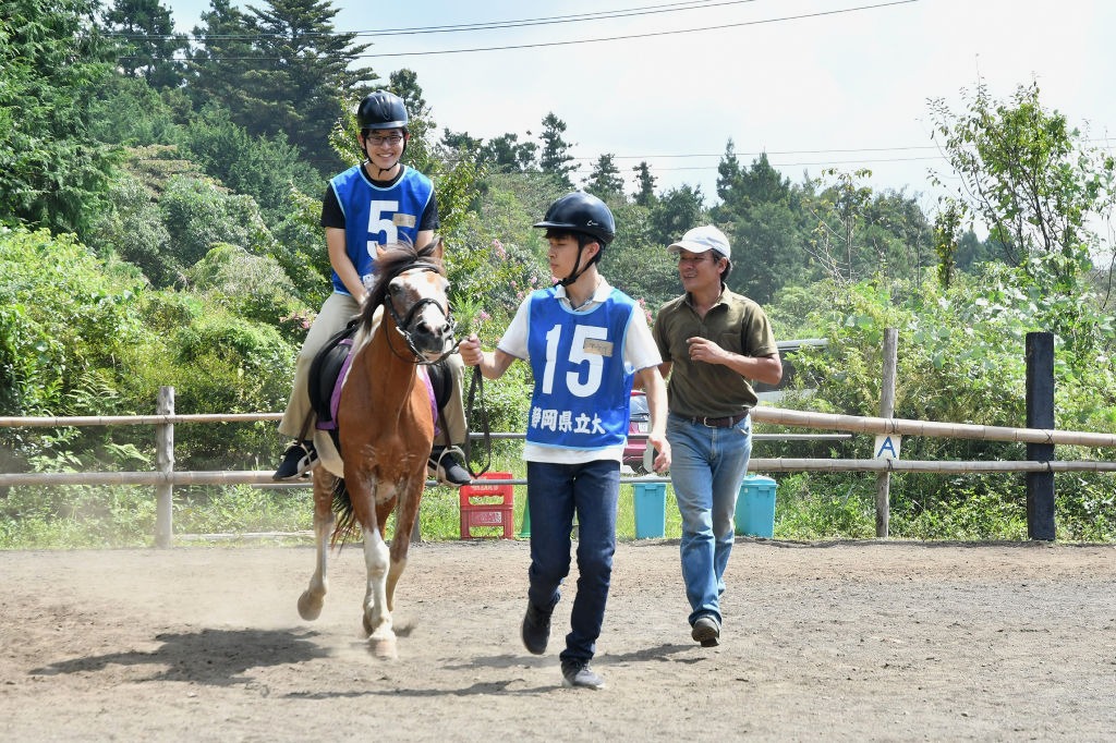 乗馬を楽しむ学生ら＝富士宮市のエヘガザル富士山牧場