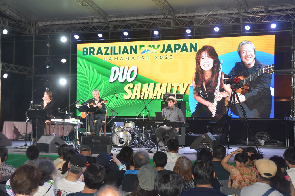 ステージでブラジル音楽を披露するアーティスト＝浜松市中区