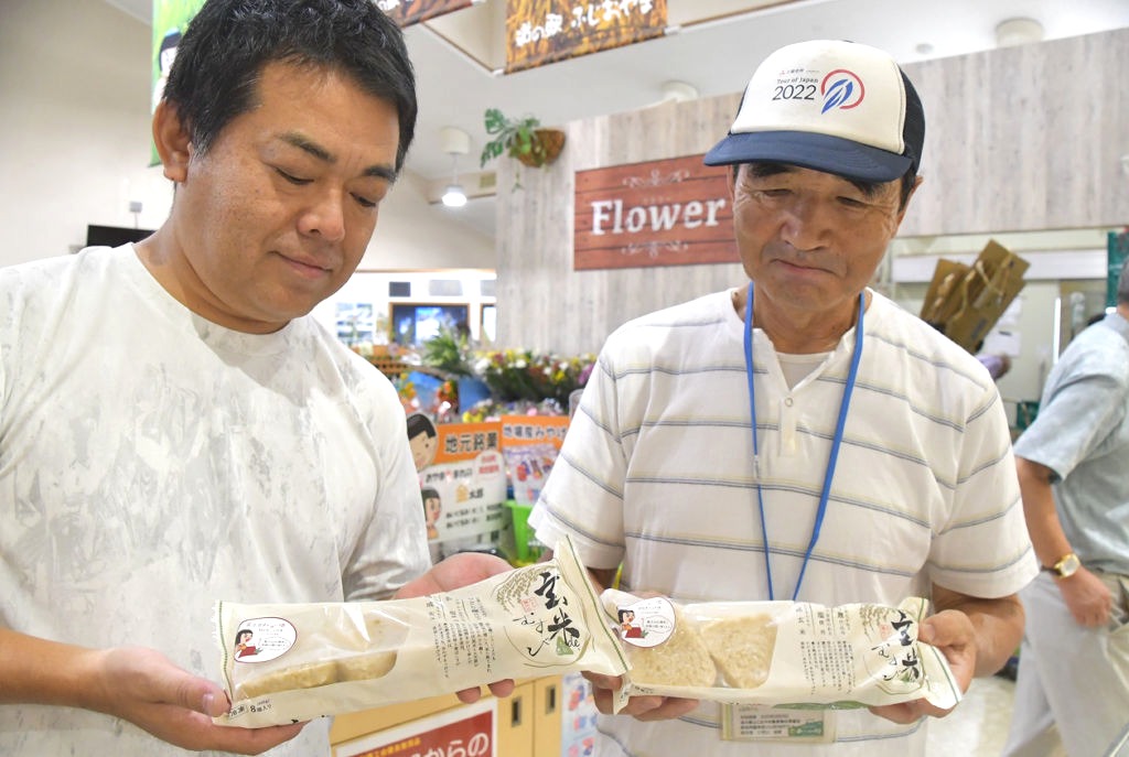冷凍玄米おにぎりを完成させた亀山さん（左）と湯山さん＝小山町の道の駅ふじおやま