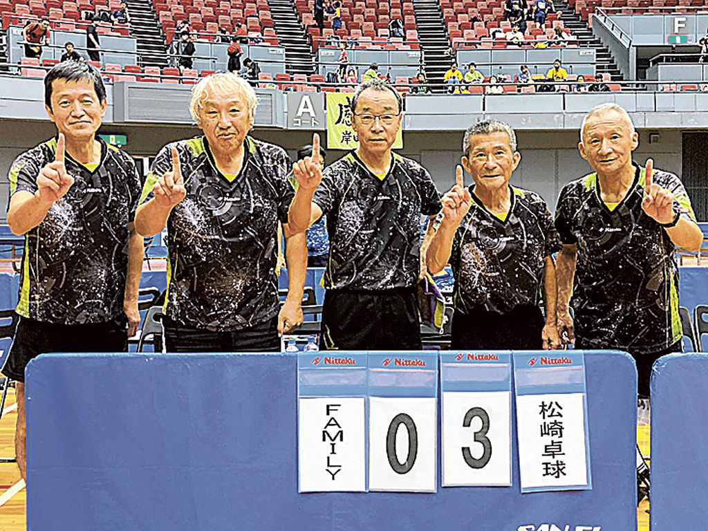全国大会で優勝した松崎卓球のメンバー。左から石川さん、佐藤さん、古谷さん、山本さん、立花さん＝広島市内
