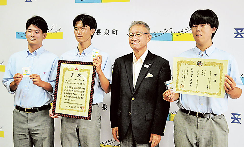 全国大会入賞した杉本さん（左端）、渡辺さん（左から２人目）、鈴木さん（右端）＝長泉町役場