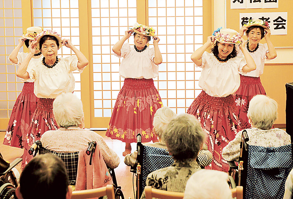 フラダンスを披露するボランティア＝湖西市岡崎の特別養護老人ホーム寿松園