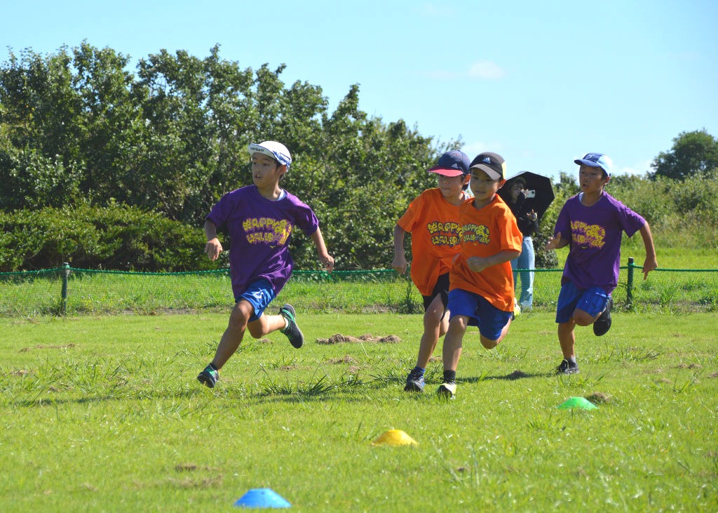 本番に近いコースを駆け抜ける児童ら＝磐田市福田のはまぼう公園グラウンド