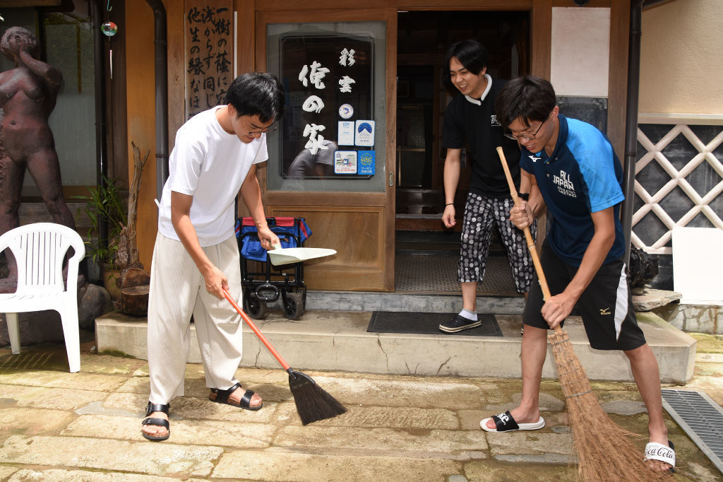 おてつたびを利用し、宿泊しつつ清掃する大学生ら。働き手確保とファン獲得が期待される＝８月上旬、松崎町雲見