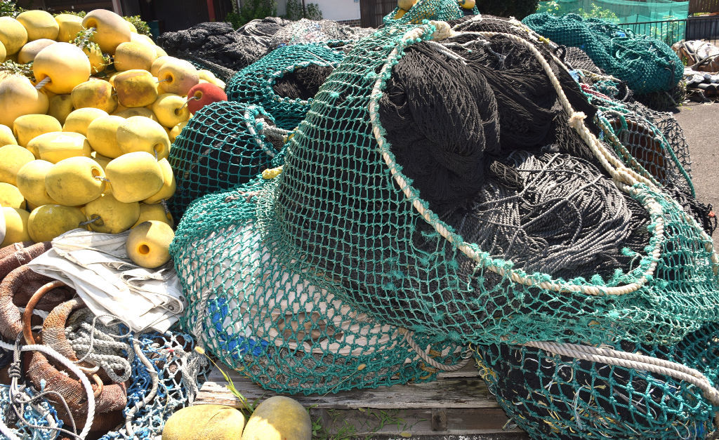 積み上げられている大量の漁網
