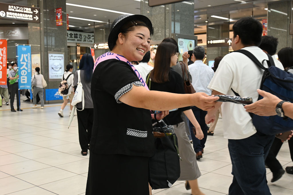 通行人に啓発品のトートバッグを配布するキャンペーン参加者＝ＪＲ静岡駅コンコース