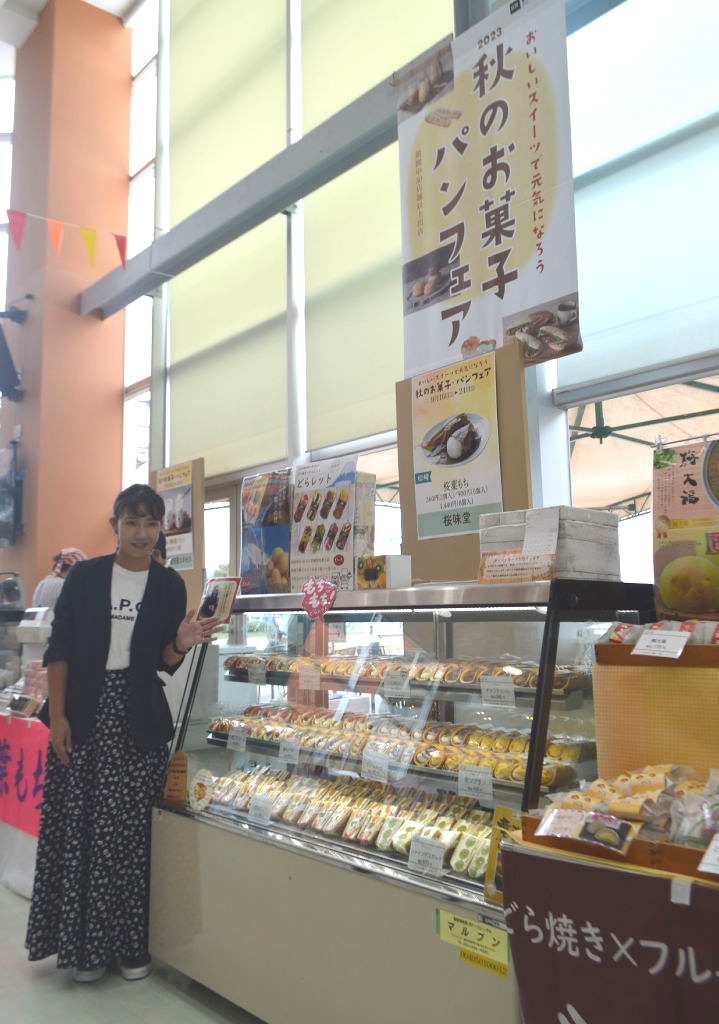 過去最大６０店舗が出店する「秋のお菓子パンフェア」をＰＲする関係者＝静岡市清水区入船町のエスパルスドリームプラザ