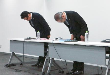 記者会見で謝罪するＫＮＴ―ＣＴホールディングスの米田昭正社長（右）ら＝２０日午後、東京都新宿区