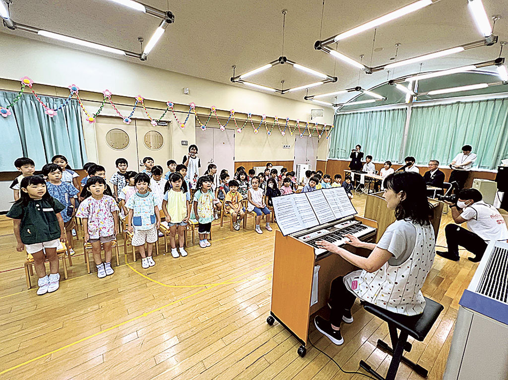寄贈されたオルガンの伴奏で歌のお礼をする園児＝長泉町の長泉幼稚園