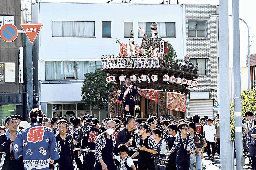 １００周年を祝い町内で行われた屋台「朝陽車」の引き回し＝袋井市高尾町内