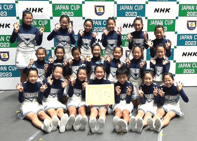 ジャパンカップで３位に輝いたパワフルキッズの小学校高学年チーム＝東京都の国立代々木競技場第１体育館