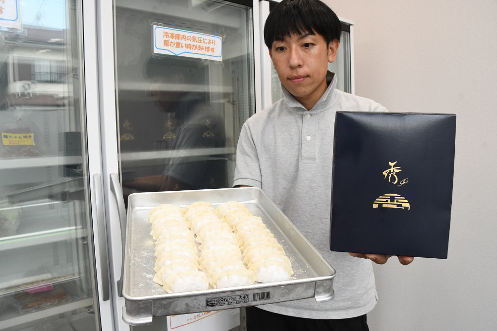 ヤマセイが製造販売に乗り出した冷凍食品。自社ブランド第１弾商品はギョーザ＝８月、磐田市
