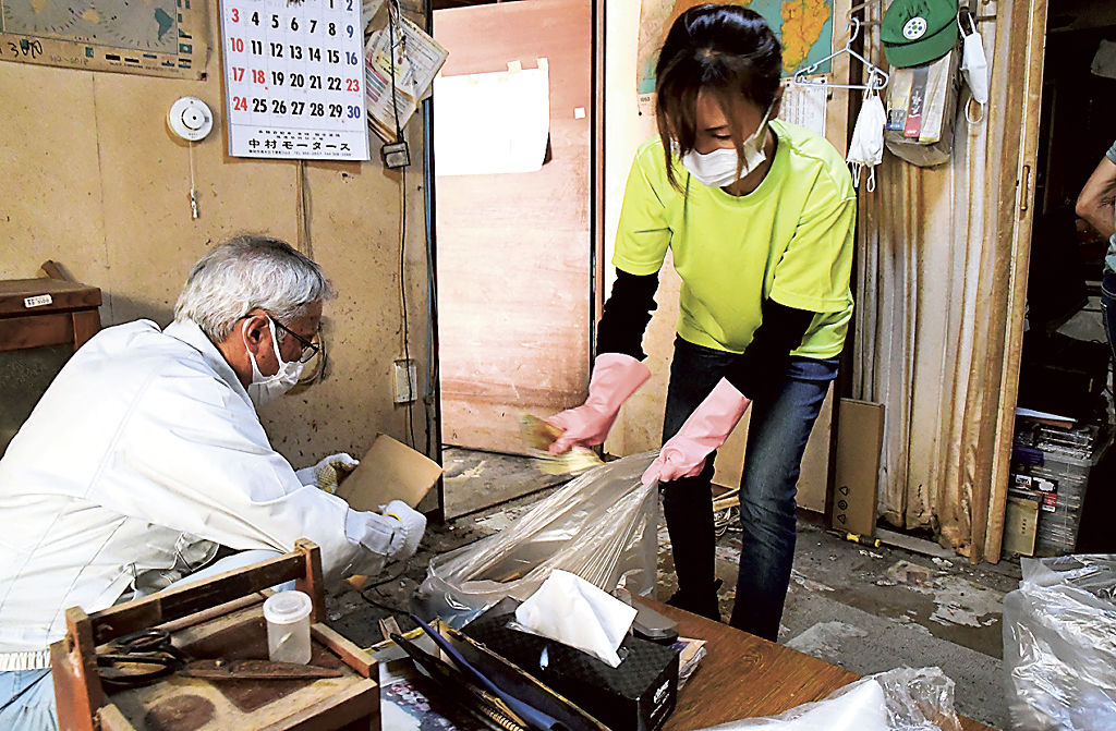 被災した男性宅を片付ける地域支え合いセンター職員（右）とボランティア＝９月中旬、静岡市清水区
