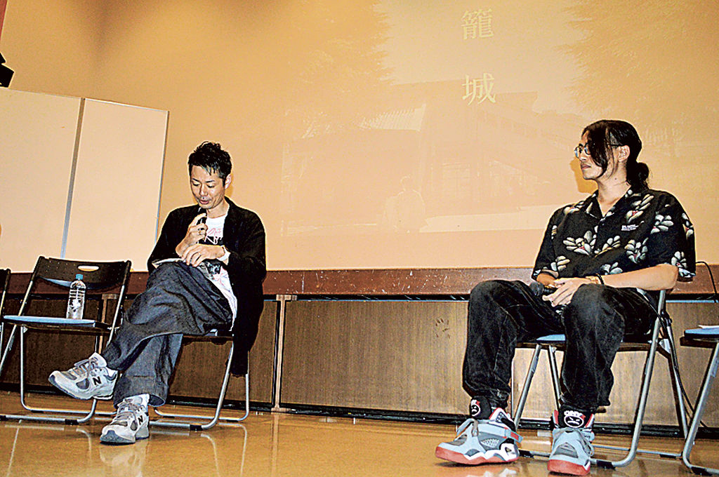 上映会を終えて意見交換する小手川さん（右）と多田さん＝２２日、静岡市葵区のコミュニティホール七間町