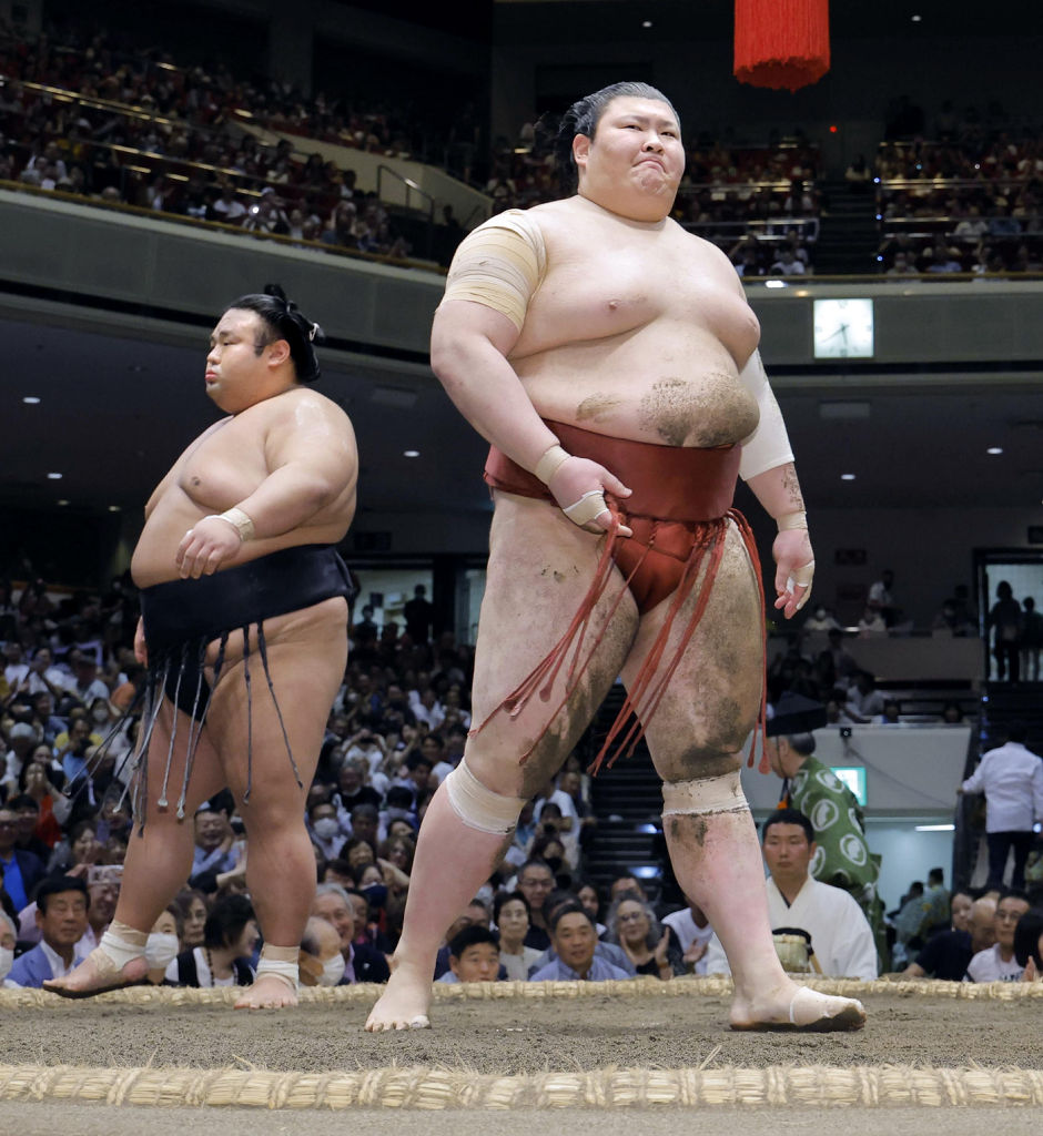 優勝決定戦で貴景勝（左）にはたき込みで敗れた熱海富士＝両国国技館