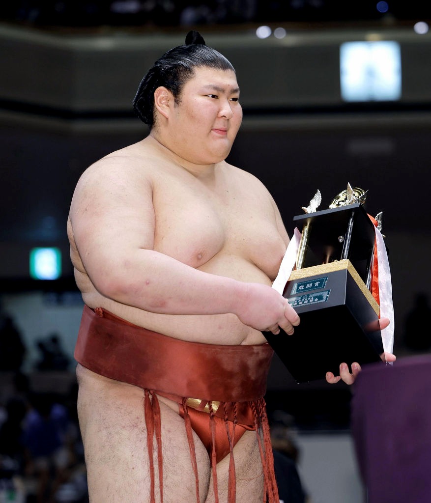 大相撲秋場所で初の三賞となる敢闘賞を受賞した熱海富士朔太郎さん