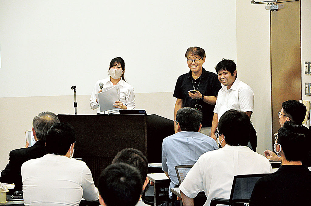 ビジネスプランを発表する受講者＝三島市民文化会館