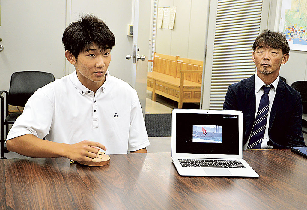 ウインドサーフィンワールドカップの成績を報告する野口颯さん（左）と父の貴史さん＝県庁