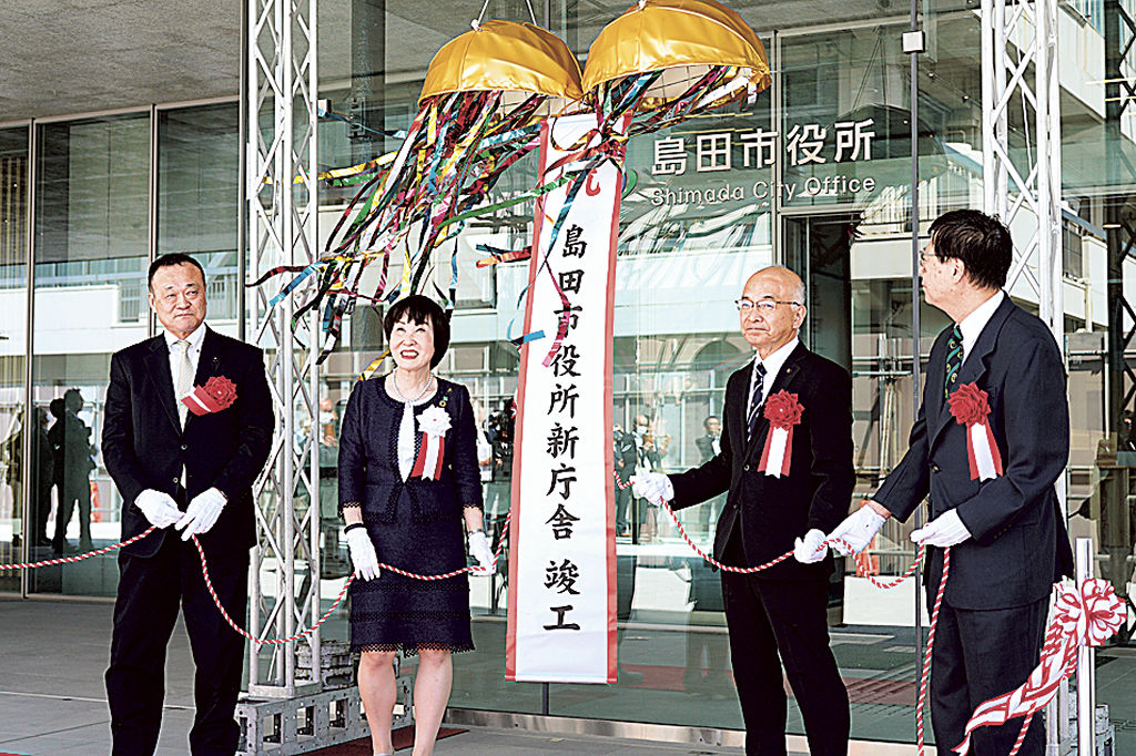 新庁舎完成を祝いくす玉を割る染谷市長（左から２人目）ら＝島田市