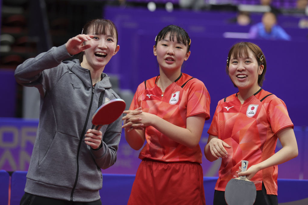 女子団体準々決勝　台湾に勝利しスタンドに向かって笑顔の（右から）平野美宇、張本美和、早田ひな＝中国・杭州（本社臨時支局・二神亨）