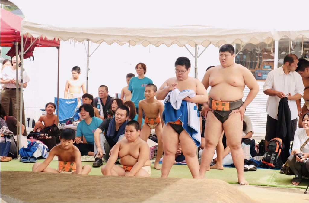 三島相撲クラブに所属していた中学時代の熱海富士（右）