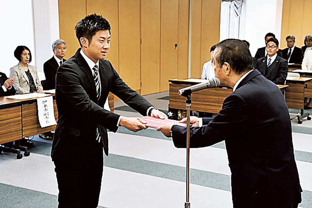 当選証書を受ける村上氏（手前左）＝伊東市役所