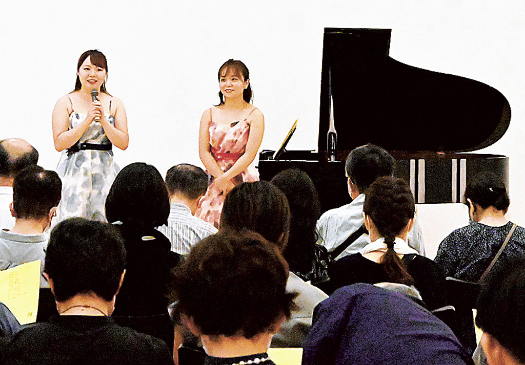 楽曲の解説をする上野史織さん（左）と由理さん（右）＝静岡市葵区の市美術館