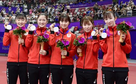 女子団体で銀メダルを獲得した（左から）張本美和、木原美悠、長崎美柚、平野美宇、早田ひな＝杭州（共同）