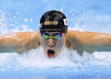 杭州アジア大会の競泳男子４００メートル個人メドレーで金メダルを獲得した本多灯＝２６日、中国・杭州（共同）
