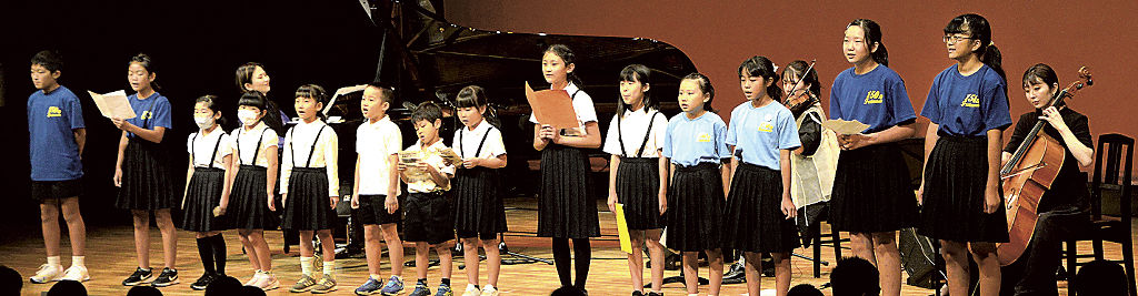 演奏に合わせて歌う児童ら＝浜松市天竜区二俣町