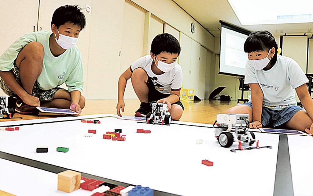 プログラミング講座でロボットを操作する児童＝裾野市生涯学習センター