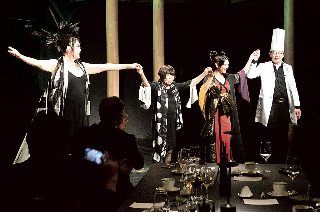 会食イベントをプロデュースしたコシノジュンコさん（左から２人目）と出演者ら＝静岡市駿河区の県舞台芸術公演「楕円堂」