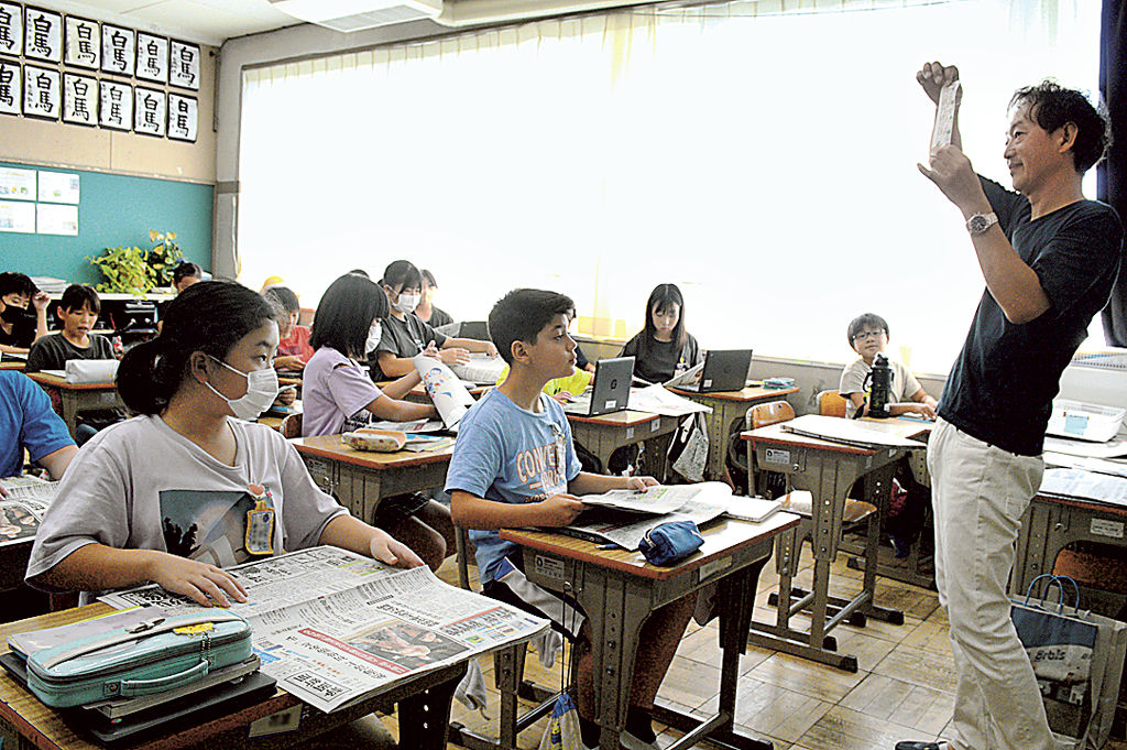 新聞の特徴や読み方を学ぶ児童ら＝吉田町の中央小