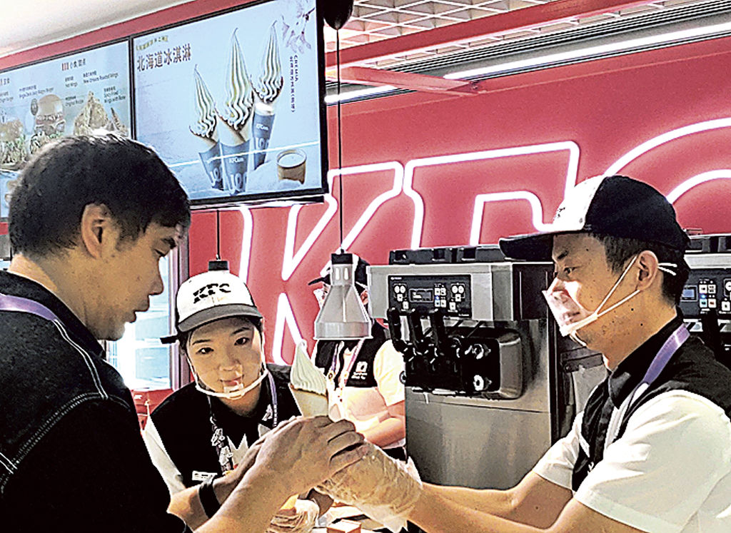 ＭＭＣの食堂で提供されている日本のソフトクリーム「クレミア」。各国メディアの心をつかんでいる＝中国・杭州