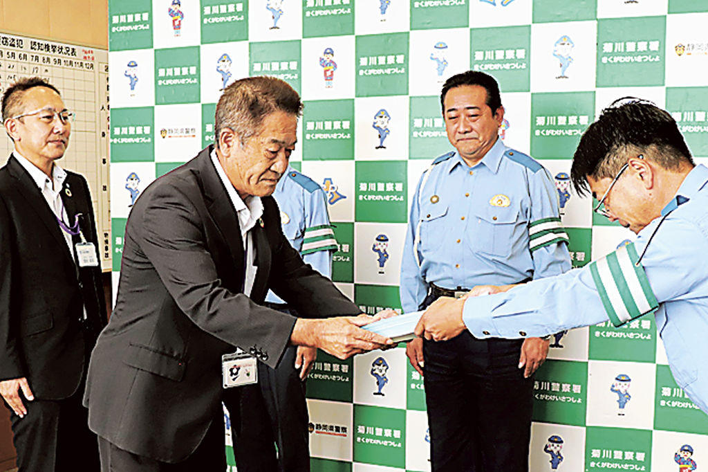 交通安全宣言書を提出する熊切専務（左から２人目）＝菊川署