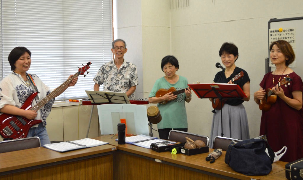 演奏会に向けて練習する中山さん（左から２人目）のバンド＝浜松市北区の三ケ日協働センター
