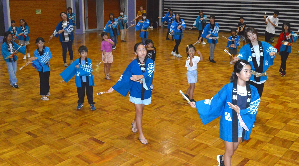 地踊りの練習に励む小坂区の子どもら藤枝市生涯学習センター