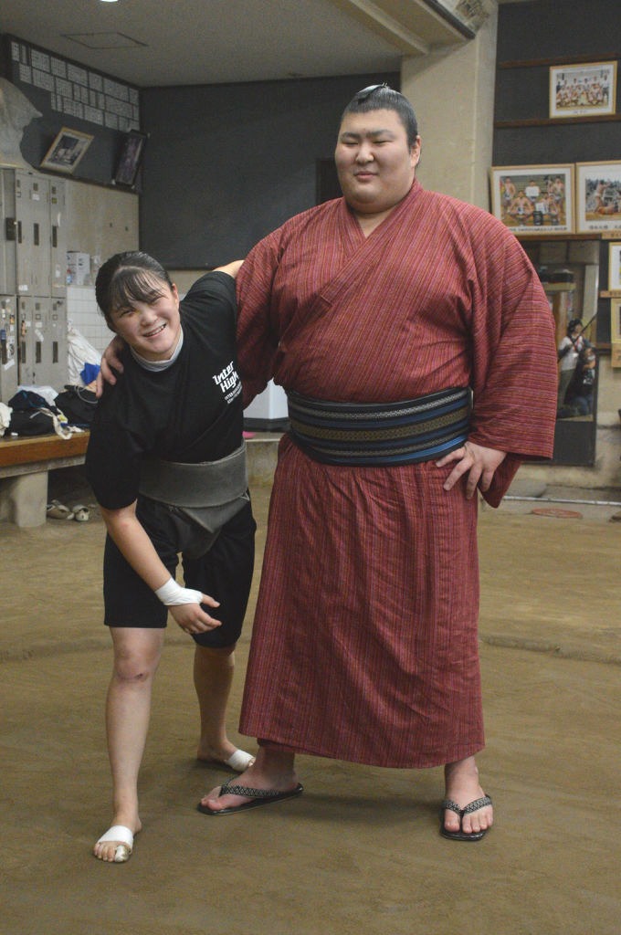相撲部の練習場で、妹の武井陽奈主将（左）と照れくさそうに記念撮影する熱海富士＝２９日午後、沼津市の飛龍高